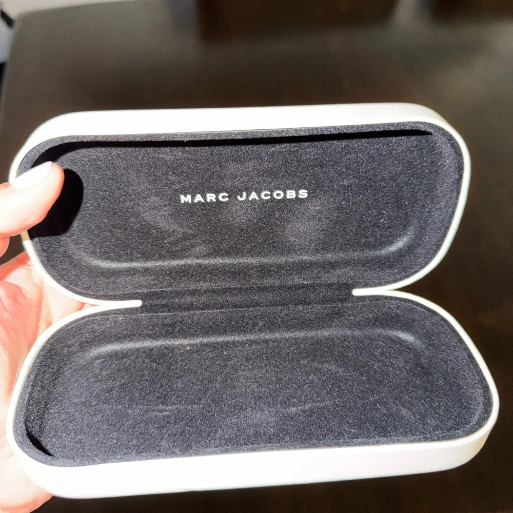 Marc Jacobs Ivory sunglasses case - Picture 3 of 3